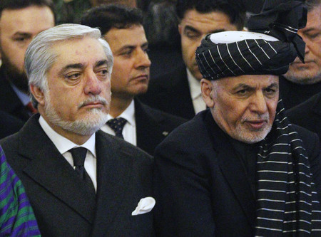 アフガンのアブドラ前行政長官（左）とガニ大統領＝２０１９年２月、カブール（ＥＰＡ時事）