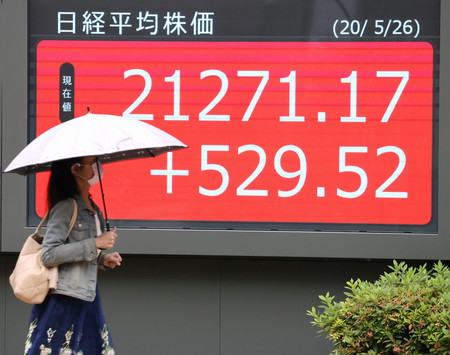 約２カ月半ぶりに２万１０００円台を回復した日経平均株価を示す電光ボード＝２６日午後、東京都中央区