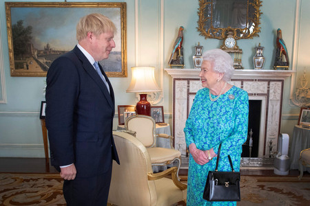 英バッキンガム宮殿で、エリザベス女王（右）に迎えられたジョンソン首相＝２０１９年７月、ロンドン（ＡＦＰ時事）