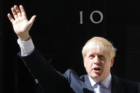 演説後に手を振るジョンソン英首相＝２０１９年７月、ロンドン（ＡＦＰ時事）