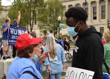 にらみ合うトランプ大統領の支持者（左）と人種差別抗議デモの参加者＝１日、米ウィスコンシン州ケノーシャ