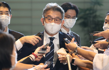 菅義偉首相との面会後、記者団の質問に答える武田良太総務相（中央）＝１８日午前、首相官邸