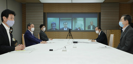 月例経済報告等に関する関係閣僚会議に臨む菅義偉首相（左から２人目）＝２４日午後、首相官邸