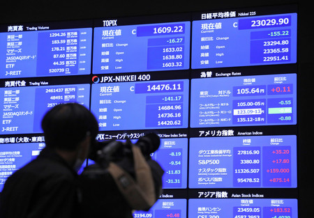 取引が再開し、日経平均株価の終値などを示す電光ボード＝２日午後、東京都中央区の東京証券取引所