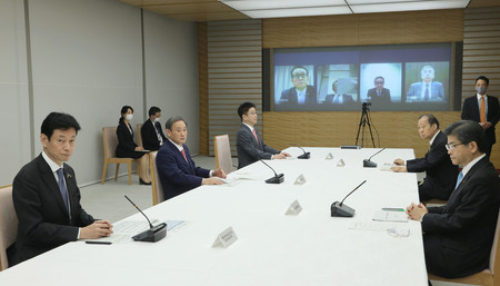 月例経済報告等に関する関係閣僚会議に臨む菅義偉首相（左手前から２人目）ら＝２３日午後、首相官邸