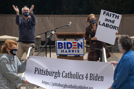 バイデン前米副大統領を支持するカトリック信徒の集会＝１５日、ペンシルベニア州ピッツバーグ