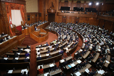 菅義偉首相の所信表明演説が行われた参議院本会議＝２６日午後、国会