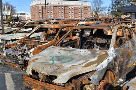 ８月の暴動の際に放火された多数の自動車＝今月２日、米ウィスコンシン州ケノーシャ