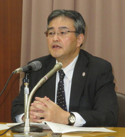 記者会見する全国地方銀行協会の大矢恭好会長=18日午後、東京都千代田区