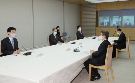 月例経済報告に関する関係閣僚会議に臨む菅義偉首相（左から２人目）ら＝２５日午後、首相官邸
