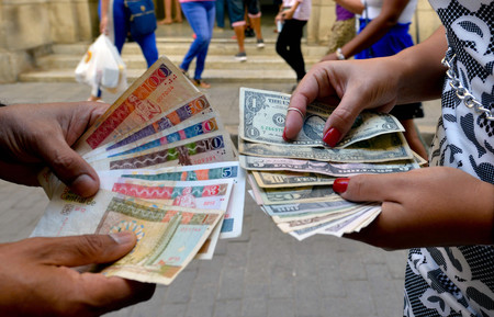 主に外国人用に流通させた外貨に交換可能な兌換（だかん）ペソ（左）と米ドル＝２０１９年１２月、ハバナ（ＡＦＰ時事）