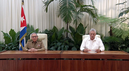 １０日、ハバナでテレビ出演し、二重通貨制廃止を発表するキューバ共産党のラウル・カストロ第１書記（左）とディアスカネル大統領（ＥＰＡ時事）