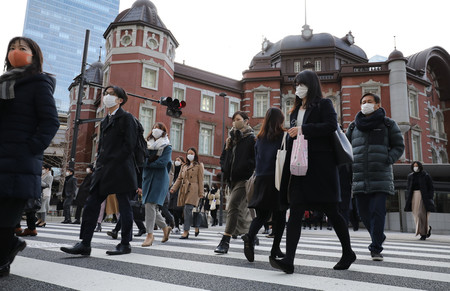 多くの企業で仕事始めとなった4日、東京都心に通勤する人たち=都内