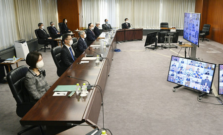 テレビ会議方式で開かれた支店長会議に臨む日銀の黒田東彦総裁(手前から3人目)ら=14日午前、日銀本店(代表撮影)