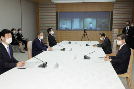 月例経済報告等に関する関係閣僚会議に臨む菅義偉首相（左から２人目）＝２２日午後、首相官邸
