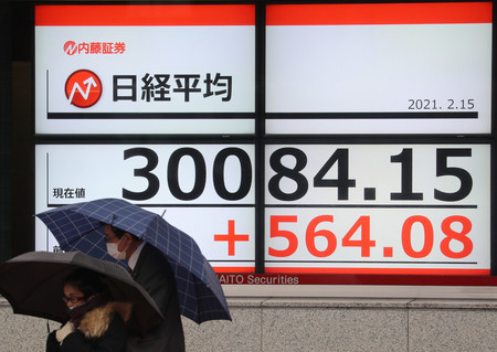 ３０年半ぶりに３万円台を回復した日経平均株価の終値を示す電光ボード＝１５日午後、東京都中央区