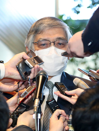 菅義偉首相との会談を終え、取材に応じる日銀の黒田東彦総裁=18日午前、首相官邸