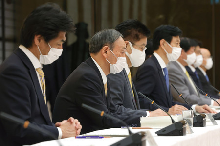 ６府県の緊急事態宣言について、今月末での解除を表明する菅義偉首相（左から２人目）＝２６日午後、首相官邸