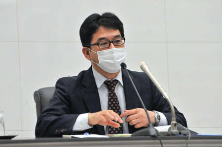 記者会見する片岡剛士日銀審議委員=3日午後、日銀本店