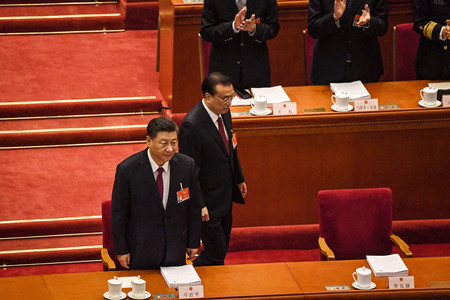 ５日、北京で、全国人民代表大会（全人代）に臨む中国の習近平国家主席（左）と李克強首相（ＡＦＰ時事）