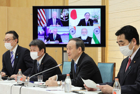 日米豪印４カ国首脳のテレビ会談冒頭、発言する菅義偉首相（中央右）＝１２日午後、首相官邸