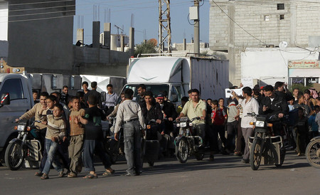 シリアで始まったアサド政権に対する抗議デモ＝２０１１年３月、南部ダラア近郊（ＡＦＰ時事）