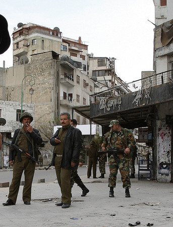 町を巡回するシリア兵ら＝２０１１年３月、北西部ラタキア（ＡＦＰ時事）