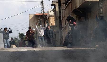 通りで声を上げる反アサド政権のシリアのデモ隊＝２０１１年３月、南部ダラア（ＡＦＰ時事）