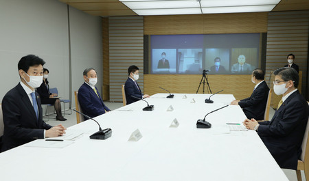 月例経済報告等に関する関係閣僚会議に臨む菅義偉首相（左から２人目）ら＝２３日午後、首相官邸