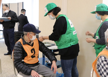 新型コロナウイルスの高齢者向けワクチン集団接種訓練に参加する住民ら＝２５日午後、東京都荒川区（同区提供）
