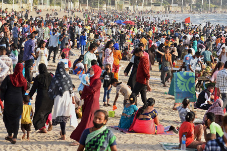 ４日、コロナ禍にもかかわらず、にぎわうインドの商都ムンバイの浜辺（ＡＦＰ時事）