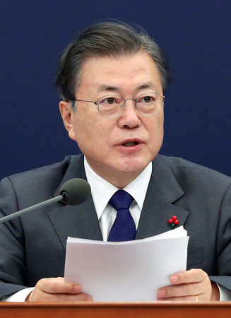 韓国の文在寅大統領=1月21日、ソウル(EPA時事)