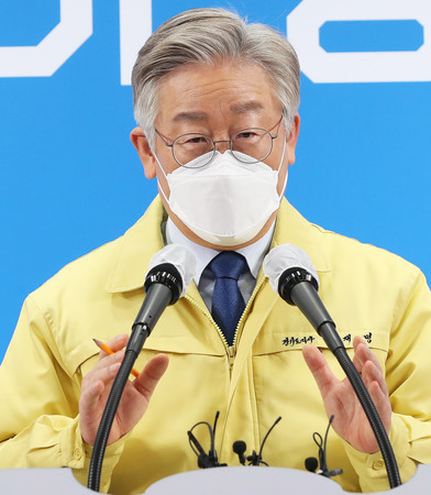 韓国京畿道の李在明知事=2020年12月、水原市(EPA時事)