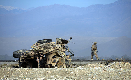 自爆テロの現場を調べるアフガニスタン駐留米軍の兵士＝２０１４年１１月、東部ジャララバード（ＡＦＰ時事）