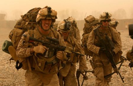 砂嵐の中、行軍するアフガニスタン駐留米軍＝２０１０年２月、南部ヘルマンド州（ＡＦＰ時事）