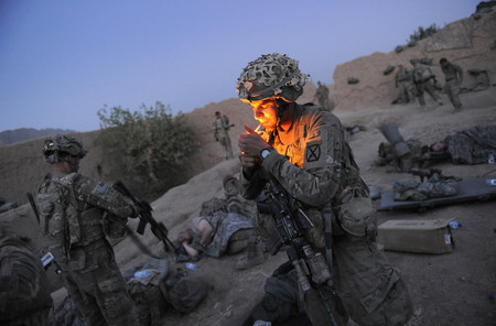 休憩するアフガニスタン駐留米軍の兵士＝２０１１年８月、南部カンダハル州（ＡＦＰ時事）