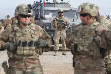 アフガニスタン軍の訓練に参加する米兵ら＝２０１９年２月、アフガン西部ヘラート（ＥＰＡ時事）
