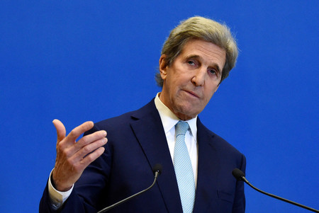 バイデン米政権で気候変動問題を担当するケリー大統領特使=3月10日、パリ(AFP時事)