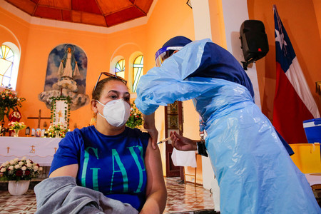 新型コロナウイルスワクチンの接種を受けるチリの女性＝６日、中部バルパライソ（ＡＦＰ時事）