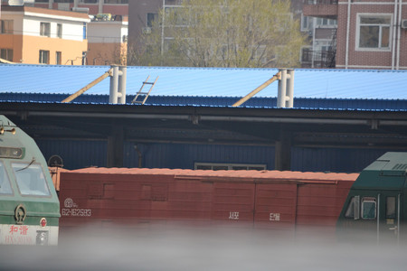 １８日、中国遼寧省丹東市の丹東駅貨物専用区域で、車体の横にハングルが書かれた茶色の貨物車両。北朝鮮平壌近くの「西浦（ソポ）」と「丹東（タンドン）」の両駅名が読める