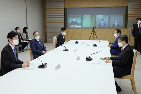 月例経済報告等に関する関係閣僚会議に臨む菅義偉首相（左から２人目）ら＝２２日午後、首相官邸