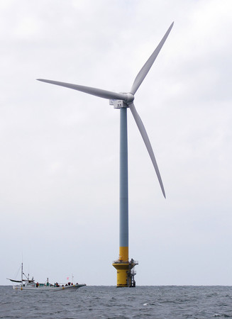 新エネルギー・産業技術総合開発機構（ＮＥＤＯ）と東京電力が建設した洋上風力発電の施設＝２０１３年３月４日、千葉県銚子市の沖合