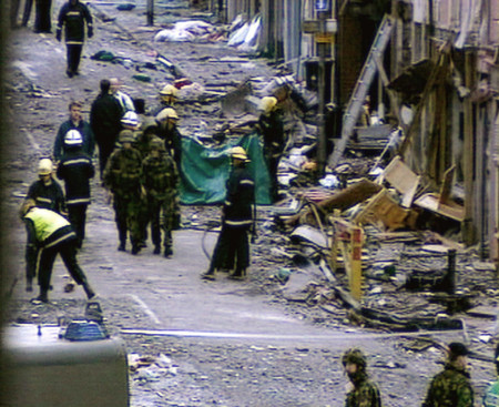 北アイルランドの和平合意に反対し、カトリック系過激組織アイルランド共和軍（ＩＲＡ）の分派組織が起こした爆弾テロ＝１９９８年８月、北アイルランド中部オマー（テレビ映像より）（ＡＦＰ時事）