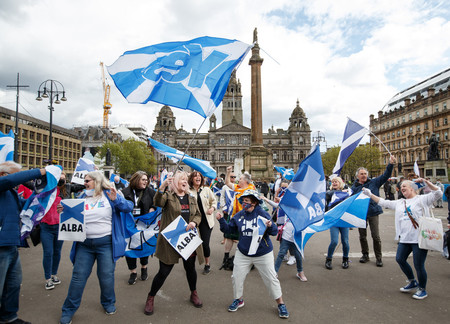 １日、英スコットランド南西部グラスゴーで、集会を開くスコットランド独立派（ＥＰＡ時事）