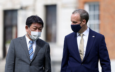 3日、ロンドンで会談する茂木敏充外相(左)とラーブ英外相(AFP時事)