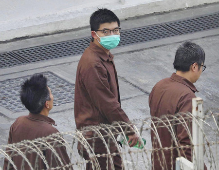 香港の民主活動家、黄之鋒氏(中央)=2020年12月、香港(EPA時事)