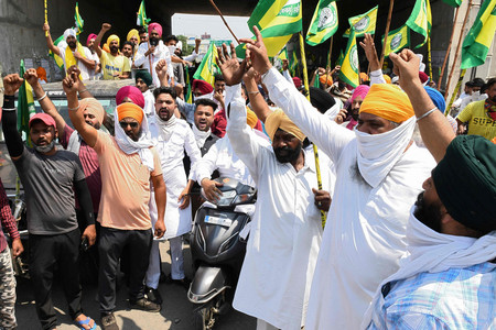 ８日、インド北部アムリツァルで、地元パンジャブ州政府が導入したロックダウン（都市封鎖）に抗議する農家ら（ＡＦＰ時事）