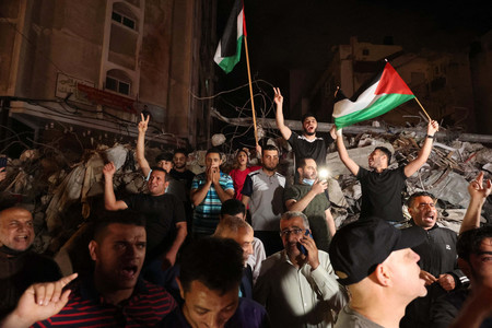 ２０日、パレスチナ自治区ガザで、イスラエルとイスラム組織ハマスとの停戦を喜ぶ住民ら（ＡＦＰ時事）