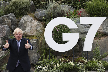 ジョンソン英首相=9日、コーンウォール(英首相官邸提供・時事)