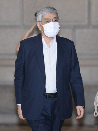 金融政策決定会合に出席するため、日本銀行本店に入る黒田東彦総裁=18日午前、東京都中央区